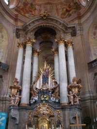 Oltář v kostele Jména Panny Marie