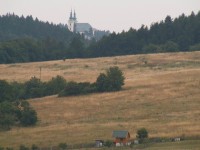 Pohled na kostel ve Vranově z luk nad Šebrovem