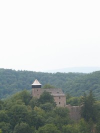 Pohled na hrad Litice z druhé strany řeky