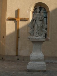 Socha Panny Marie před kostelem