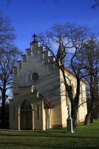 Pohled na hlavní vchod do kostela, před kostelem socha sv. Jana Nepomuckého