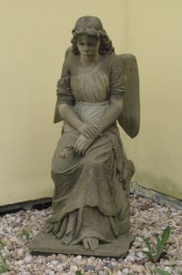Socha anděla, umístěná vedle kostela