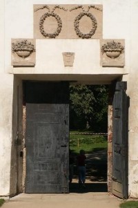 Náměšť nad Oslavou: Brána z nádvoří do zámecké zahrady.