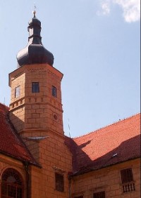Náměšť nad Oslavou: Věž nad vnitřním nádvořím - foceno přes sklo ochozu.