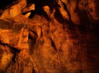 Býčí skála: Interiér jeskyně s nápisy a podpisy z počátku 19. století.