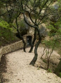 Jeskyně Turold - vchod: Pohled na vchod do jeskyně Turold v Mikulově. 