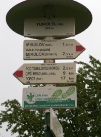 Turold - rozcestník: Rozcestník červené značky vedoucí z Mikulova do Popic.