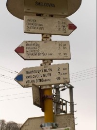 Rozcestník Šmelcovna: Na Šmelcovně se nachází rozcestí dvou turistických značek - červené a modré. Červená vede z Pravkové do Zastávky u Brna, modrá z Velké Bíteše do Veverské Bitýšky.