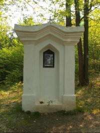 Křížová cesta Chudčice: Jedno ze zastavení přímo nad obcí - Ježíš mluví k plačícím ženám.