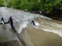 Surfaři v Mnichově v Anglické zahradě