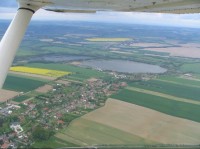 Letecký snímek na Horní Bartošovický rybník (vlevo)
