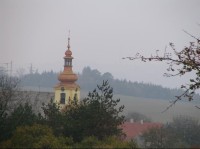 Za kostelem je kopec Pohoř