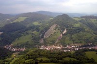 Červený Kameň z vrcholu Bábky: údolí s vesnicí i se skalami