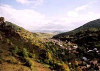 Vesnice Červený Kameň: pohled na vesnici z vrcholu skal