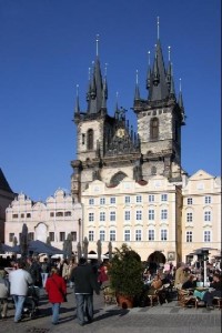 Velikonoční trhy na náměstí: V pozadí Týnský Chrám