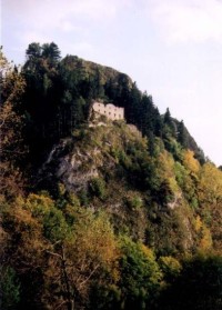 Zbytky hradu Vršatec od západu