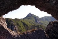 Výhled skalním oknem hradu