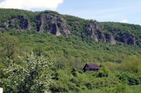 Skály na úbočí Burdy: Pohled od Kamenice nad Hronom