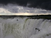 Vodopády na řece Iguacu (Ďáblův chřtán zblízka)