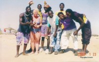 Bělošky jsou na plážích Gambie středem pozornosti