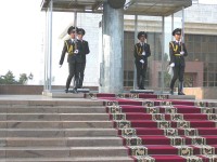 Biškek střídání stráží před památníkem Osvobození