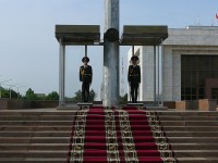Biškek čestná stráž před památníkem Osvobození
