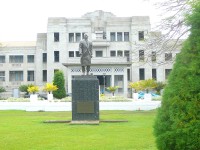 Pomník Lala Sukuna před budovou vlády