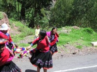tanec místních dívek