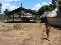 venezuelská vesnice u řeky Rio Caure