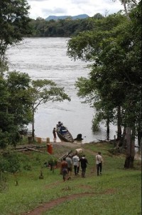 venezuelská vesnice u řeky Rio Caure