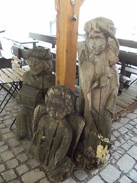 drevené postavy pred vstupom