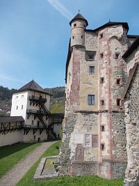 Himmelreich vstavaný do múru koncom 15.st. a hrad