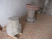rôzne kamenné nádoby v koniarni
