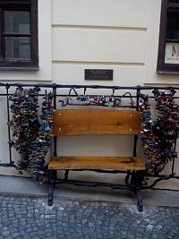 lavička so zámkami lásky