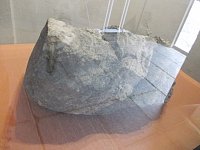 vystavený kameň