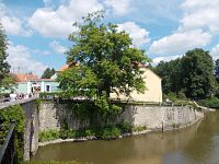 rybník a budovy - pohostinstvo pri zámku