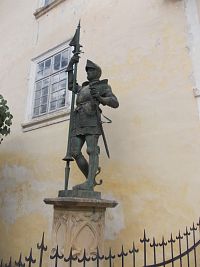 socha pred vstupom na zámok