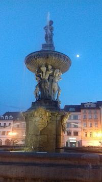 večerná Samsonova kašna