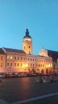 domy na námestí a Černá veža