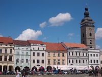 domy na námestí a Černá veža za námestím