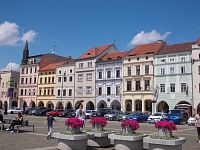 domy na námestí a kvetinová výzdoba