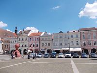 červená kuželka na námestí