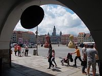 pohľad na námestie z podlúbia