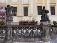 sochy anjelov s karušami na balustrádovom zábradlí