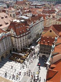 pohľad z veže na Staromestské námestie - časť pred orlojom