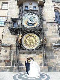fotenie svadobčanov pred orlojom
