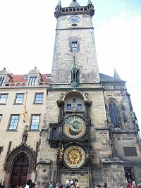 pražský orloj a vyhliadkovou vežou