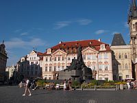 socha Jana Husa a Kinských palác