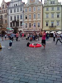 domy na Staromestkom námestí a obrovský bublifuk