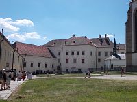 areál kláštora v pozadí Poštové múzeum